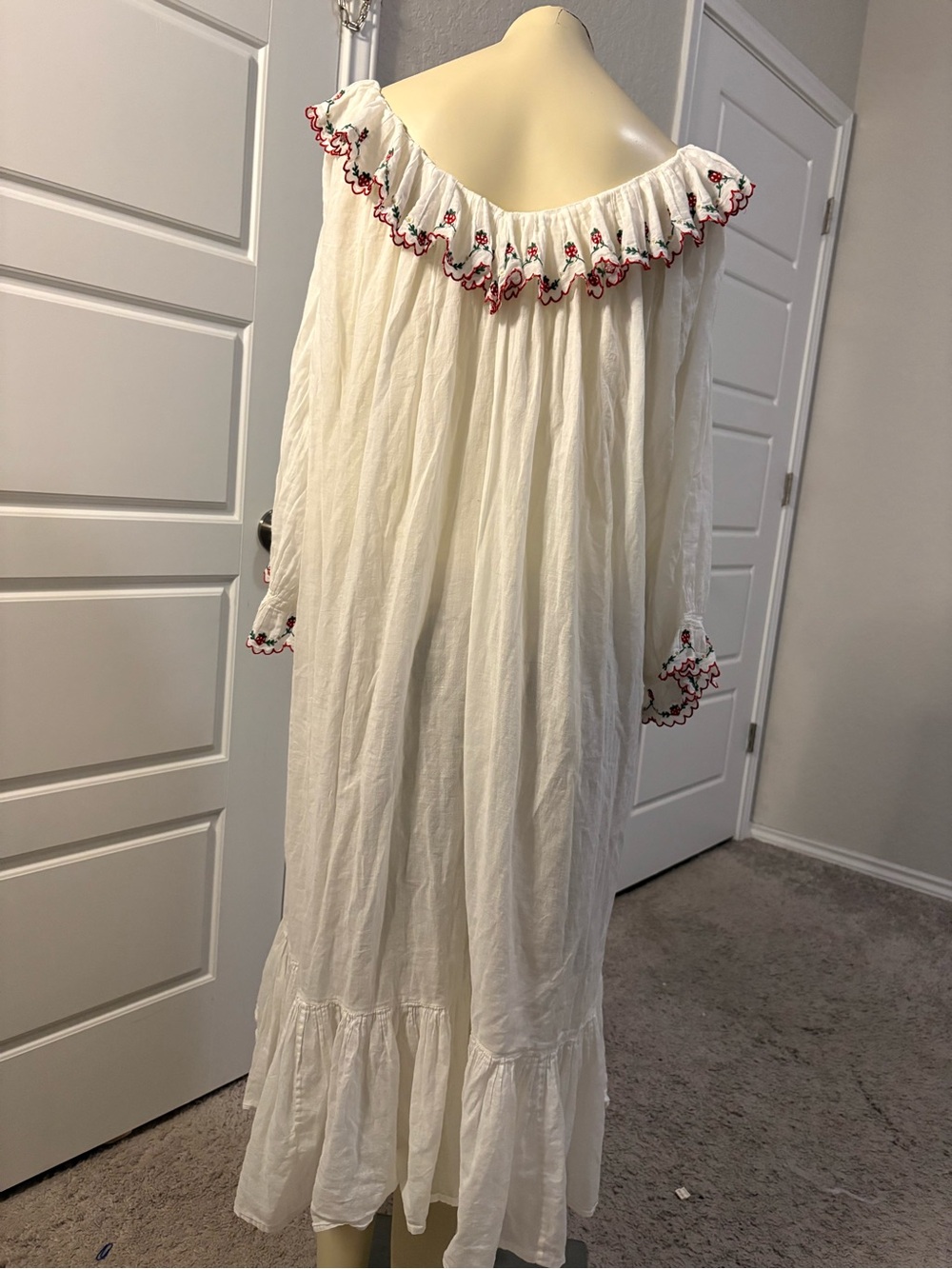 Doen Chateau Strawberry Embroidered Nightgown Size Small Very Rare - Picture 8 of 16